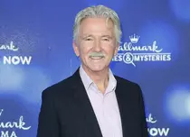 Iubește cu foc la 72 de ani. Patrick Duffy, fotografiat în timp ce se săruta cu iubita sa pe o stradă din Santa Barbara