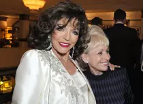 Cum arată Joan Collins la 88 ani. Actrița din „Dinastia”, la cină romantică alături de soțul ei cu 32 de ani mai tânăr