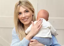 Imaginea adorabilă surprinsă de Andreea Ibacka. Momentul de tandrețe dintre Namiko și noul bebeluș al familiei Ibacka