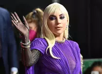 Lady Gaga, apariție dramatică într-o rochie mov, la premiera „House of Gucci” de la Londra