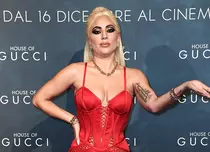 Lady Gaga și Mădălina Ghenea, apariții spectaculoase la premiera filmului „House of Gucci” de la Milano