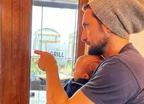 „Nu e al meu”. Reacția lui Dani Oțil după ce prima poză cu chipul fiului său a apărut online. FOTO