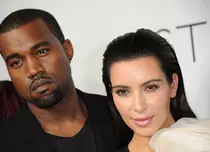 Kanye West o urmărește pe Kim Kardashian, în timp ce își promovează relația cu Julia Fox