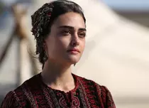 Cine este Esra Bilgic, superba actriță din serialul turcesc „Ramo”
