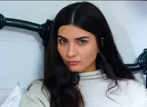 „Fiica ambasadorului”, 29 martie 2022. Mavi, noul personaj jucat de Tuba Büyüküstün, îl confundă cu altcineva pe Sancar