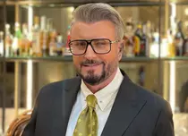 Cătălin Botezatu, ținta glumelor la emisiunea La bine și la Roast. „El are aproape 60 de ani, dar stă cu fete de 18”