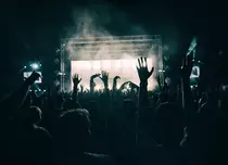 Cum te îmbraci la festivaluri pentru a fi în ton cu atmosfera? Idei de outfit-uri inspirate cu piesele din garderoba ta