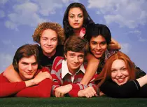 Topher Grace, Ashton Kutcher, Mila Kunis și alte vedete din „Anii ’70” vor juca în noul serial „That ’90s Show”, care se va vedea pe Netflix