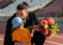 Smiley, imagine adorabilă cu fiica lui. Cum au fost surprinși el și Josephine lângă bradul de Crăciun. „Fără cuvinte...”
