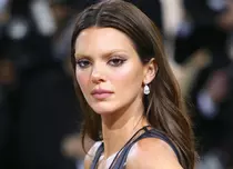 Kendall Jenner s-a lăsat fotografiată complet goală la plajă. A renunțat la costumul de baie