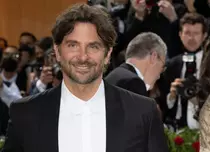 Bradley Cooper are o nouă iubită. Fostul ei soț a fost condamnat la închisoare