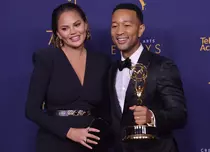 Chrissy Teigen este din nou însărcinată la aproape 2 ani de la pierderea tragică a bebelușului