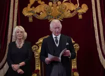 Regele Charles al III-lea, surprins în timp ce făcea un gest nervos. Ce s-a întâmplat în timpul semnării proclamației regale