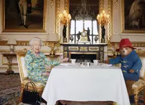 Regina Elisabeta a II-a și Paddington. Modul în care ursulețul adorabil a devenit o mascotă regală