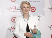 Angela Lansbury, o viață ca-n filme. Cum și-a salvat actriţa din „Verdict: crimă” fiica din mrejele clanului ucigaş al lui Charles Manson