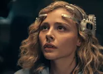 „Periferic”, cu Chloë Grace Moretz, noul serial propus de Amazon despre un viitor distopic nu foarte îndepărtat