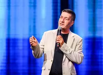 Radu Pietreanu îi cucerește pe jurații Stand-Up Revolution cu momentul special pregătit