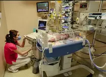 „Grijă pentru nou-născuți”, campanie umanitară a Fundației Ringier - locul unde medicii salvează viețile bebelușilor și pregătesc specialiști care luptă alături de micuți