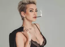 Giulia revine în muzică după 3 ani de absență cu un look provocator și versuri incitante: „Fumez amintiri cu tine, goală”