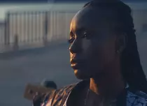 „Bona”, povestea surprinzătoare a unui destin prins între două lumi, disponibil pe Prime Video