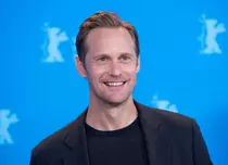 Alexander Skarsgard a confirmat că a devenit tată pentru prima dată. Ce cadou a primit pe covorul roșu