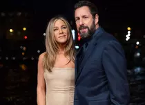 Cu ce porecle se alintă Jennifer Aniston și Adam Sandler. Ce au spus despre scenele de acțiune din Vacanță criminală 2