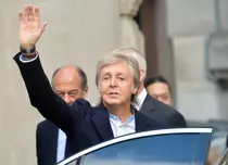 Cum arată Paul McCartney la 80 de ani. Artistul, surprins la plajă alături de soţia sa