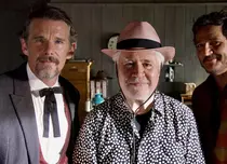 Scurtmetrajul western al lui Pedro Almodóvar, cu Ethan Hawke și Pedro Pascal, va avea premiera la Cannes 2023