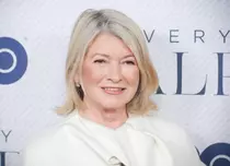 Martha Stewart, în costum de baie pe coperta revistei Sports Illustrated. Are 81 de ani