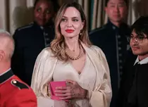Schimbare de look! Angelina Jolie arată tot mai mult precum Jennifer Aniston