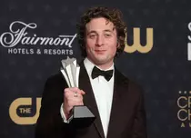 Jeremy Allen White, în ipostaze tandre cu o altă femeie. Actorul din „Ursul” nu a divorțat încă de soția lui, Addison Timlin 