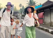 Adela Popescu a vorbit, fără filtre, despre viața de mamă a trei băieți plini de energie: „Simți că bubuie inima de supărare, dar și de dragoste”