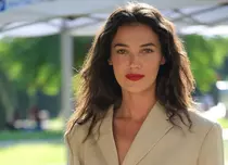 Cine este Pinar Deniz, Ceylin din serialul „Secrete de familie” de la Kanal D. A pozat pentru Vogue