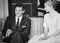 Netflix a lansat posterul oficial pentru filmul Maestro. Imaginea superbă cu Bradley Cooper și Carey Mulligan