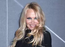 Pamela Anderson, de nerecunoscut! Cum arăta actrița la doar 16 ani, înainte să devină celebră: brunetă, cu tunsoare „mullet” și complet naturală