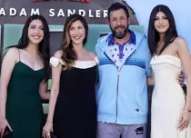 Adam Sandler, în trening la premiera filmului Leo. Actorul a fost însoțit de soție și de fiicele lor