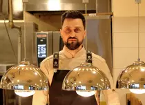 Cine este Orlando Zaharia, noul membru al juriului „Chefi la cuțite", sezonul 13. A câștigat numeroase premii și a gătit pentru președintele României