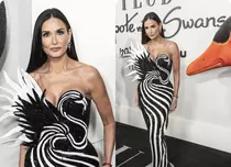 Demi Moore sfidează trecerea timpului. Actrița, apariție fabuloasă pe covorul roșu de la premiera „Feud: Capote vs. The Swans”