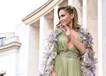 Jennifer Lopez, diva absolută de la Săptămâna Modei de la Paris. Artista a făcut senzație cu un decolteu amețitor