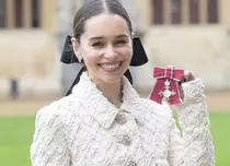 Emilia Clarke, decorată de prințul William, un mare fan al serialului „Urzeala tronurilor”