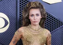 Cum a fost surprinsă Miley Cyrus cu iubitul ei, la scurt timp după ce a fost dată în judecată pentru piesa „Flowers”