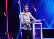 Ce emisiune prezintă Omul cu Tourette, câștigătorul sezonului 9 „iUmor”. A semnat un contract cu Antena 1