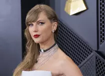 Taylor Swift, marea câștigătoare de la MTV VMA's. Artista a strălucit pe covorul roșu într-o ținută curajoasă