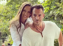 Cum arată casa în care locuiesc Irina și Răzvan Fodor. Vila are șapte camere, o grădină cu peste 30 de tipuri de trandafiri și o baie complet renovată