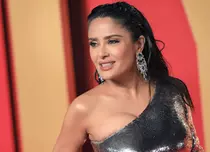 Salma Hayek, mai provocatoare ca oricând. Artista s-a filmat dansând într-un costum de baie minuscul