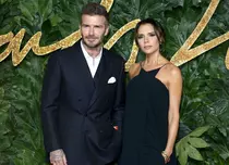 Victoria Beckham, cărată în spate de soțul ei după ce și-a serbat ziua de naștere. Cum a fost surprins David Beckham