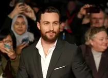 Cine este soția lui Aaron Taylor-Johnson. Detalii despre familia actorului favorit pentru rolul James Bond. Este cu 24 de ani mai mare decât el și s-au cunoscut pe platoul de filmare