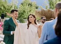 Albertina Ionescu, imagini de colecție de la „nunta grecească”. De la sirtaki și farfurii sparte, la detaliul care a făcut deliciul invitaților în Thassos