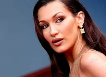 Bella Hadid, cea mai provocatoare apariție de la Cannes 2024. A defilat într-o rochie transparentă pe covorul roșu