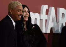 Cher și iubitul cu 40 de ani mai tânăr, săruturi pătimașe pe covorul roșu de la Cannes. Cum a cucerit-o Alexander Edwards